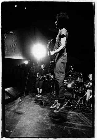 fugazi1.jpg (76491 bytes)